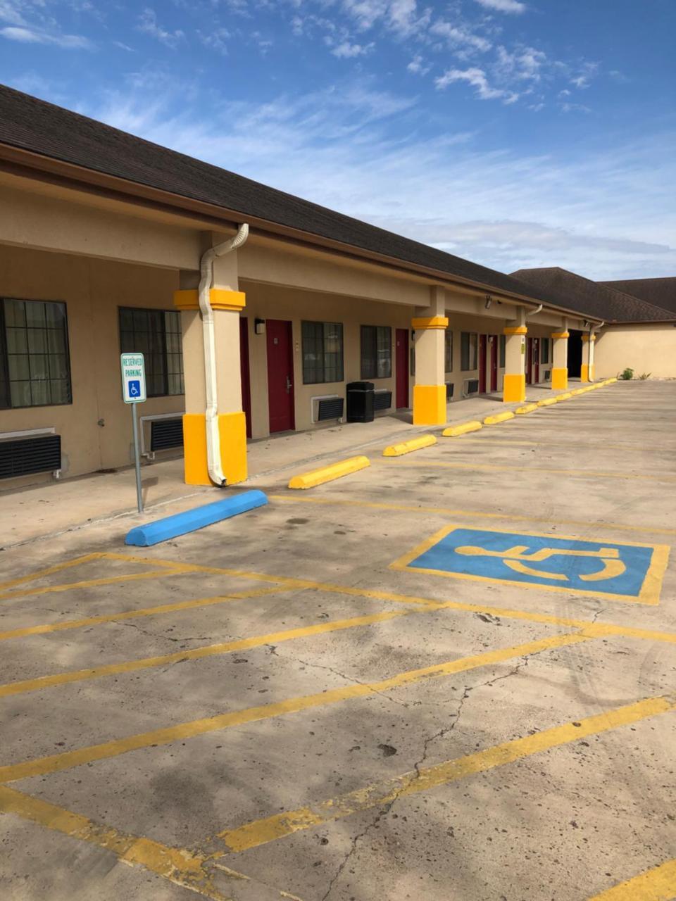 Los Fresnos Inn And Suites Exterior photo