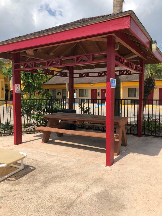 Los Fresnos Inn And Suites Exterior photo